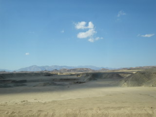 Пейзаж по пути от аэропорта к отелю, пустыня! (фото)