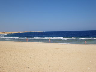 Вид с левой половины пляжа на море (фото)