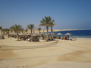 Вид на левую половину пляжа (фото)