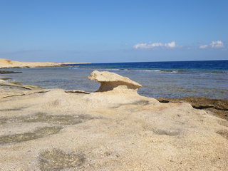 Художественный" камень на берегу в окрестностях отеля (фото)