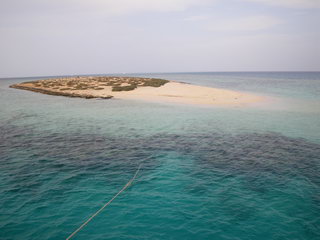 Один из островов, у берегов которых мы ныряли с маской-трубкой (фото)