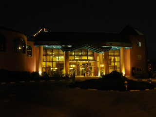 Вид на ресепшен отеля ночью (фото)